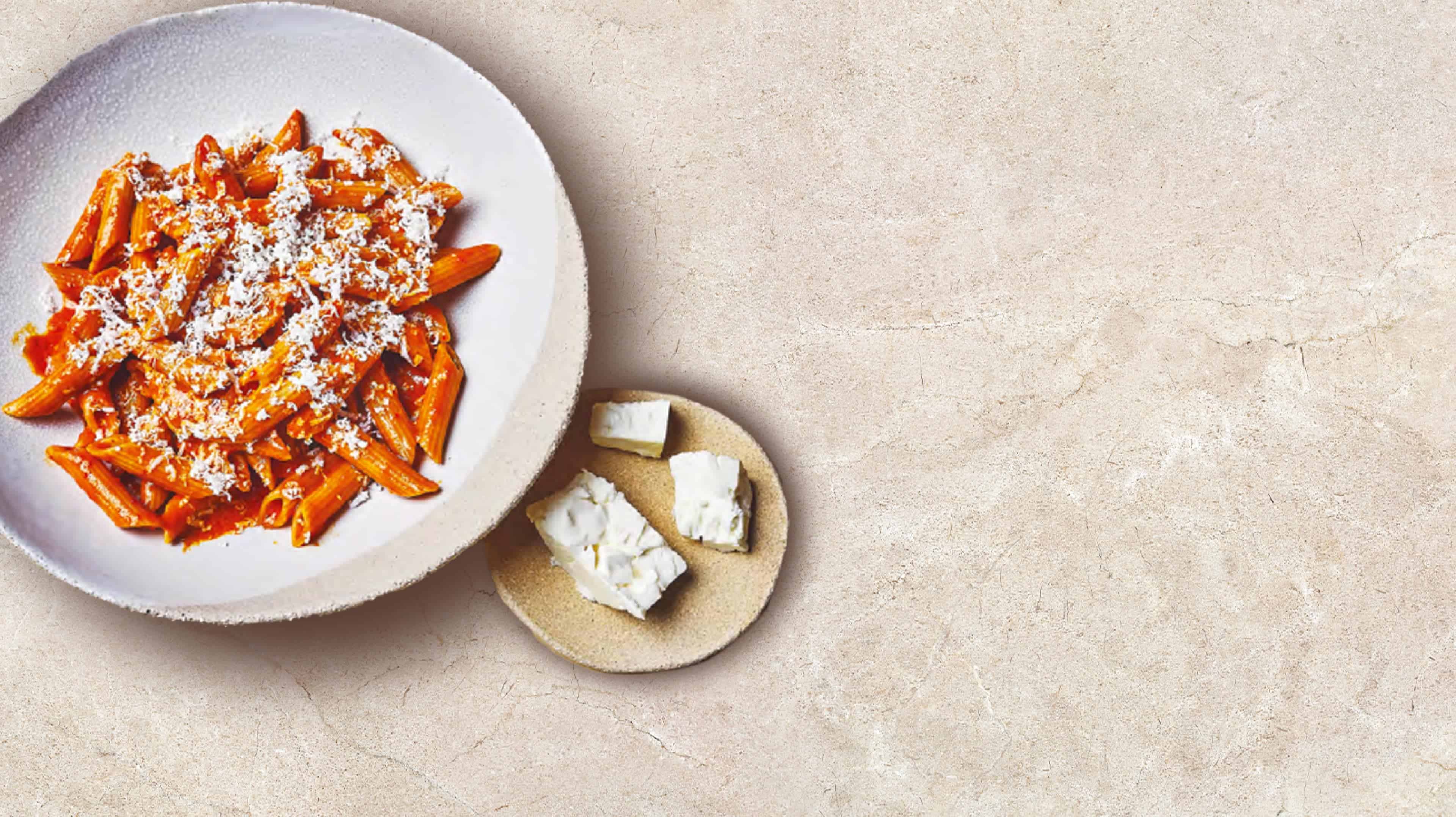 Assiette de pâte à la tomate et fromages